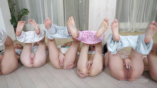 Целая команда анальных шлюх решила поучаствовать в фестивале дикой ебли в зад