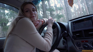 Русская красотка сделала минет парню в машине, а после разрешила себя трахнуть
