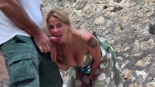 Русская порнозвезда Елена Беркова засветилась с членом во рту на отдыхе в Европе